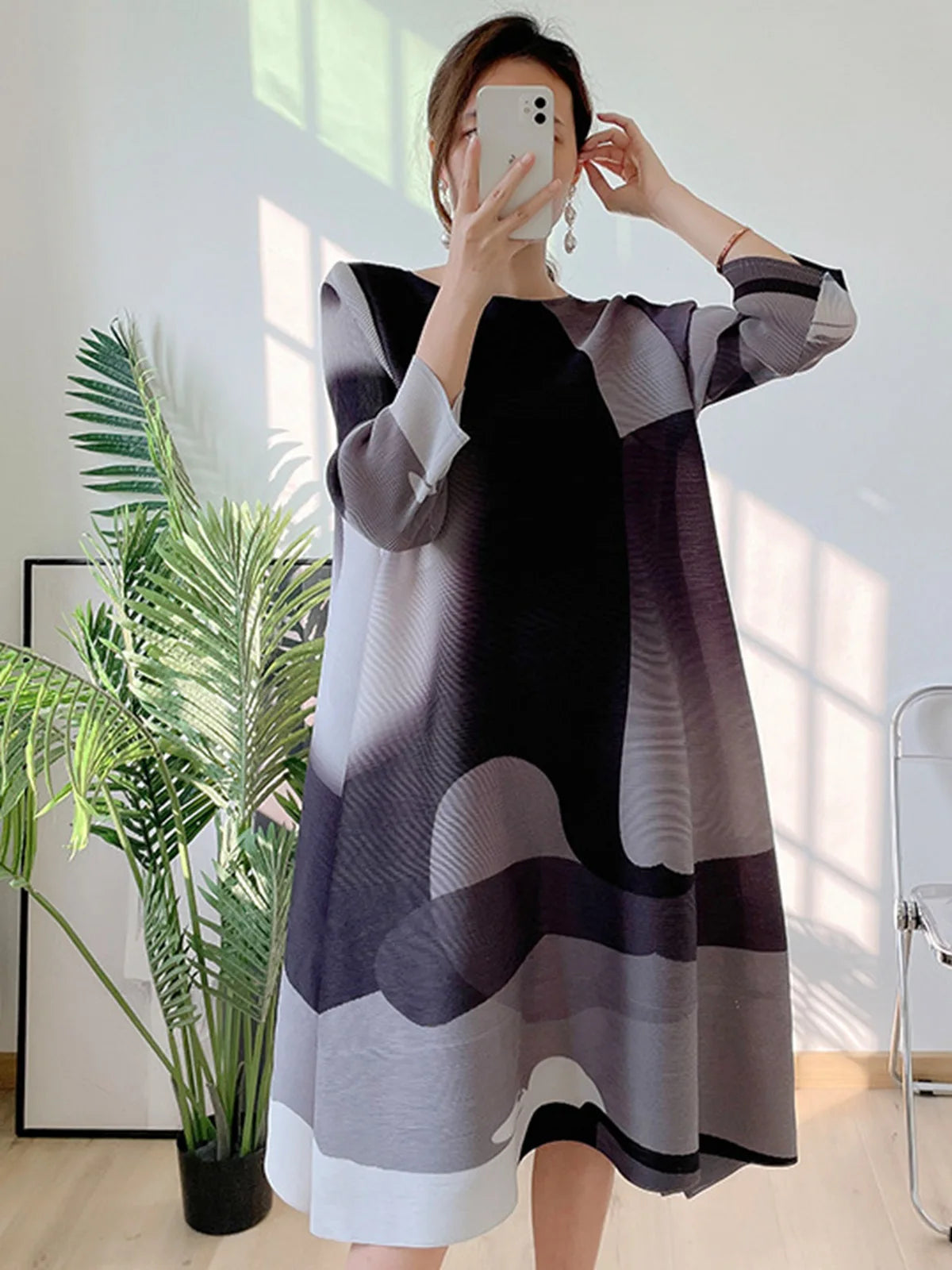 Fashionable printed dress for women, summer 2026, European and American style, plus size, slimming, pleated skirt for mothers.